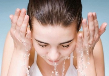 Nhấn mí kiêng nước bao lâu thì có thể rửa mặt như bình thường